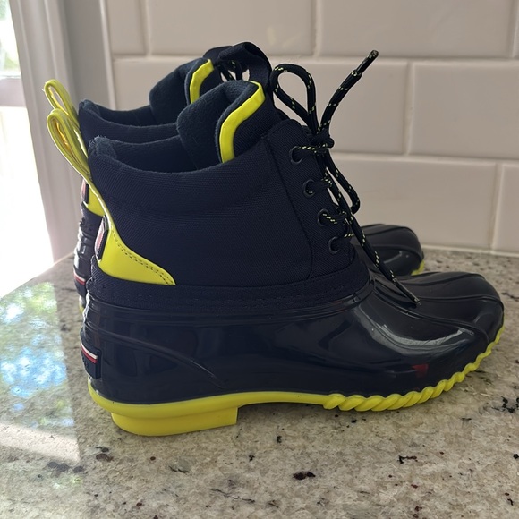 Tommy Hilfiger women’s duck boots - Picture 5 of 7